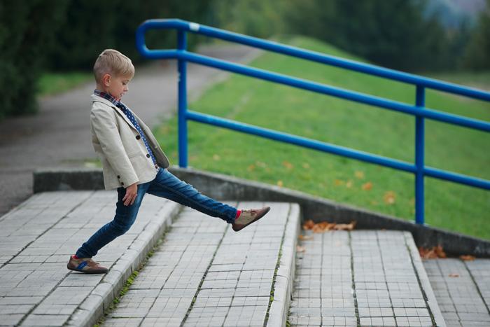 Niño bajando unas escaleras