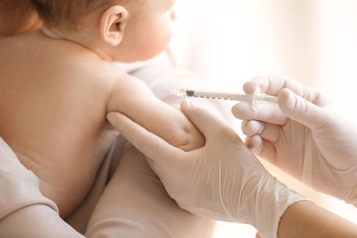 Bebé siendo vacunado
