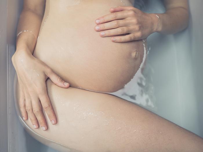 Mujer embarazada en la bañera