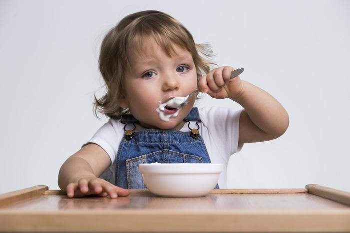 Bebé comiendo yogur