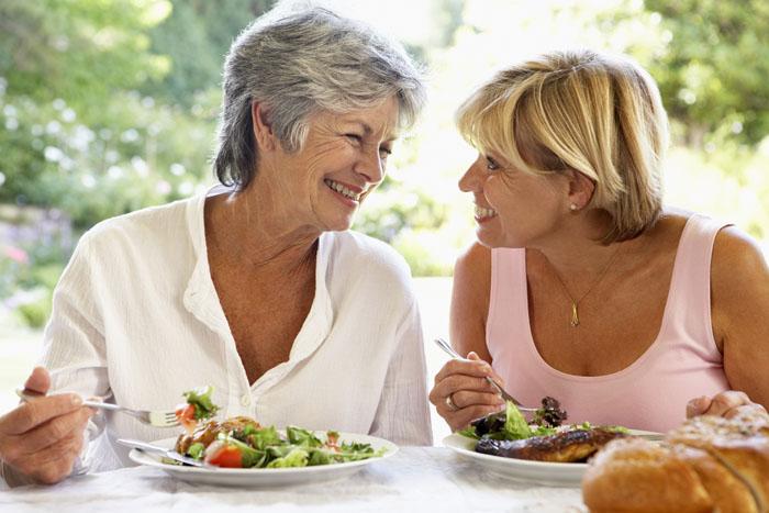 Dos mujeres de 50 años comiendo juntas