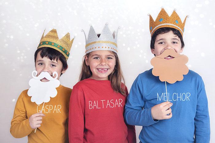 Tres niños representando a los Reyes Magos