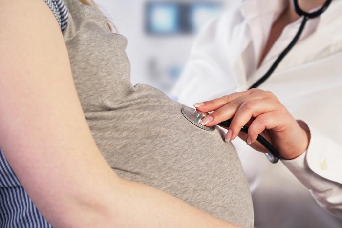  Doctor examinando a una mujer embarazada