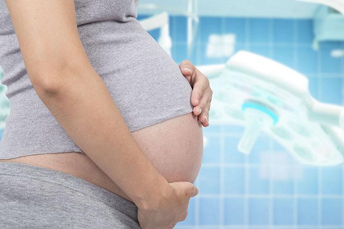 Mujer embarazada en ambiente médico