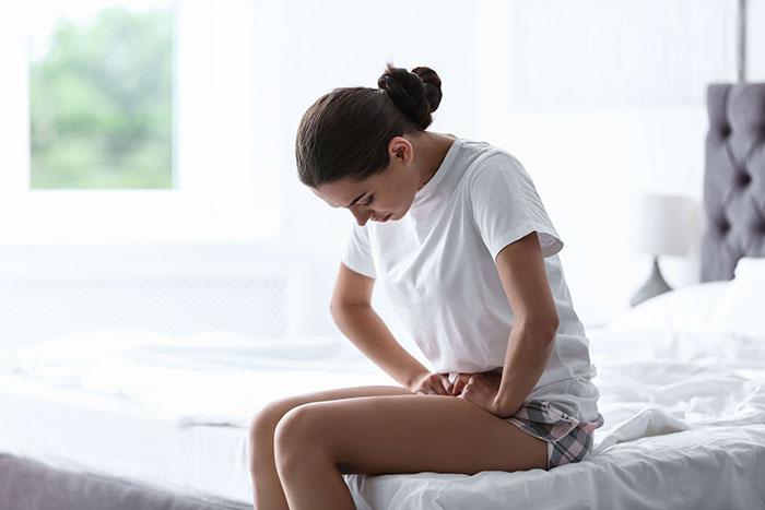 Mujer con endometriosis sufriendo dolor abdominal