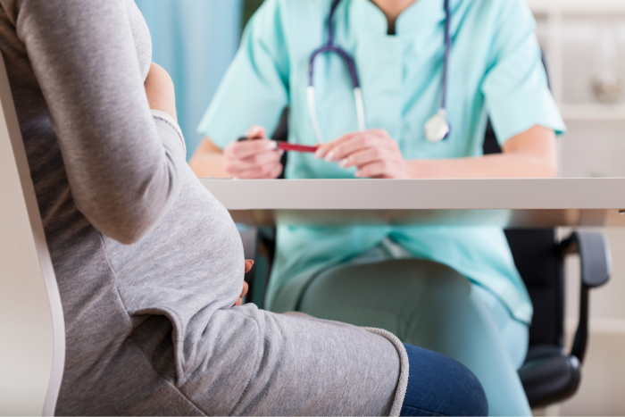  Mujer embarazada en una consulta médica