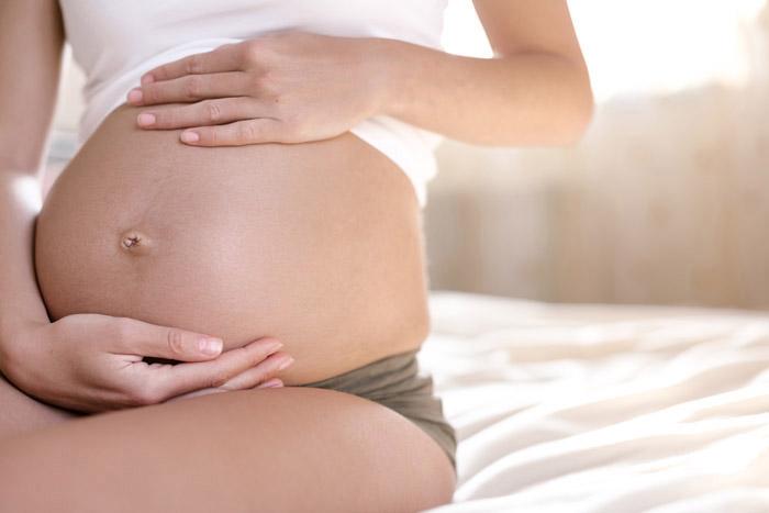 Mujer embarazada tocándose el vientre