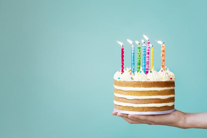 Pastel de cumpleaños con velas de colores