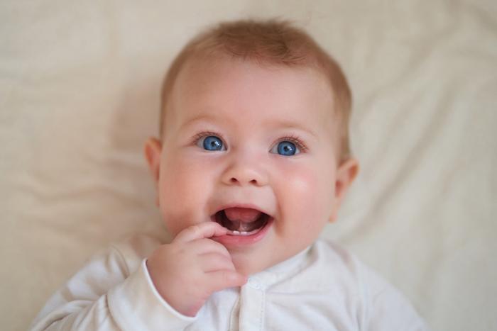 Bebé sonriente con la boca abierta