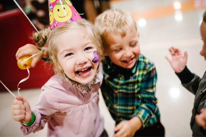 Niños divirtiéndose en una fiesta de cumpleaños
