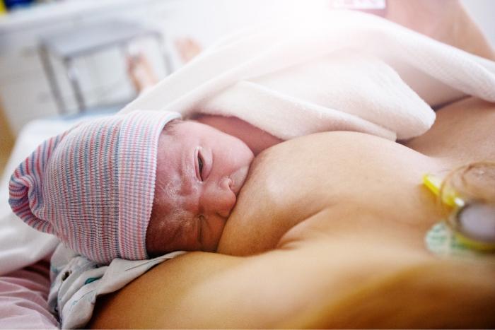 Bebé en el pecho de su madre tras una cesárea
