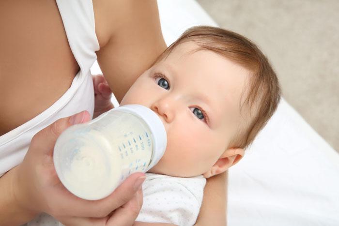 Bebé de más de 6 meses tomando leche de continuación