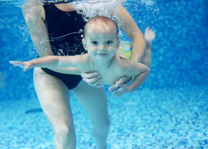 Bebé realizando una inmersión 