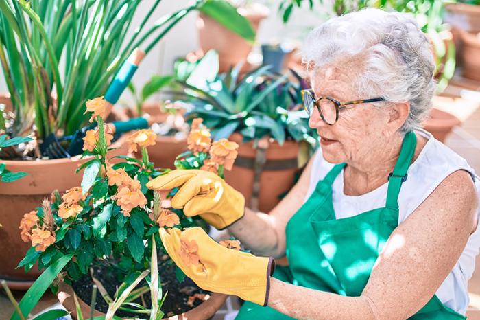 Mujer mayor cuidando plantas
