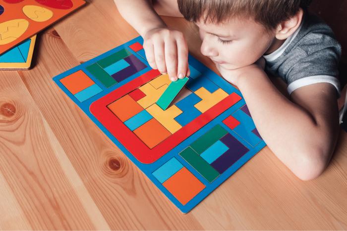  Niño haciendo un puzzle con figuras geométricas