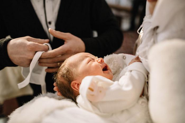 Bebé llorando durante su bautismo