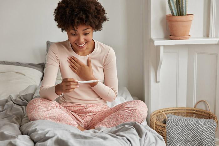 Mujer con test de embarazo positivo