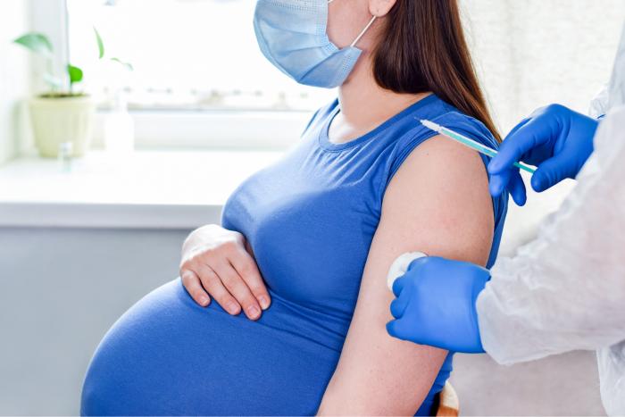  Mujer embarazada a punto de recibir la vacuna del coronavirus