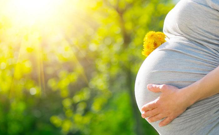 Mujer embarazada al sol