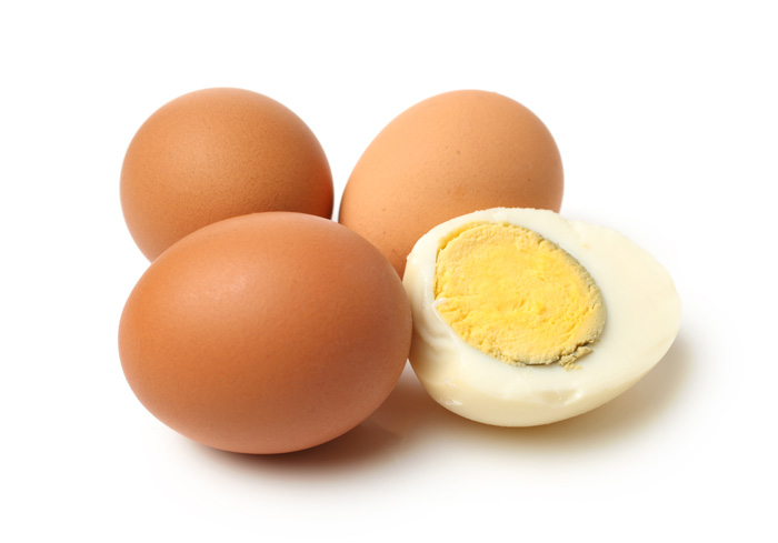 Huevos cocidos sobre fondo blanco