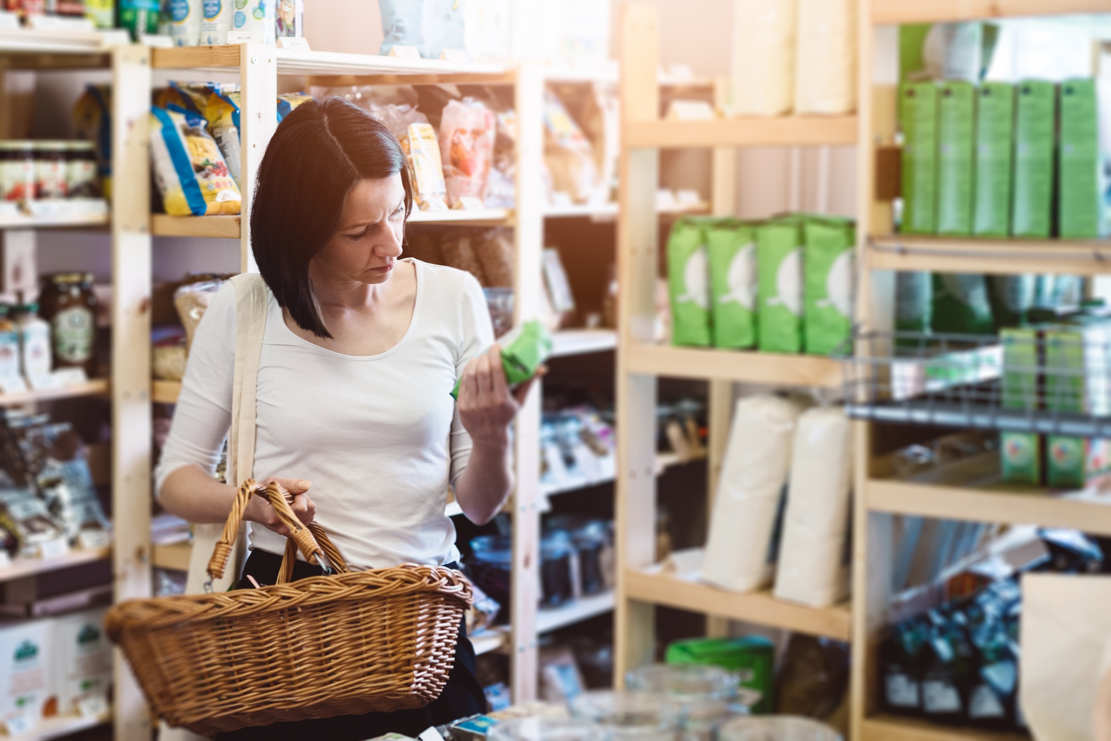 Mujer comprando productos ecológicos en el supermercado. 