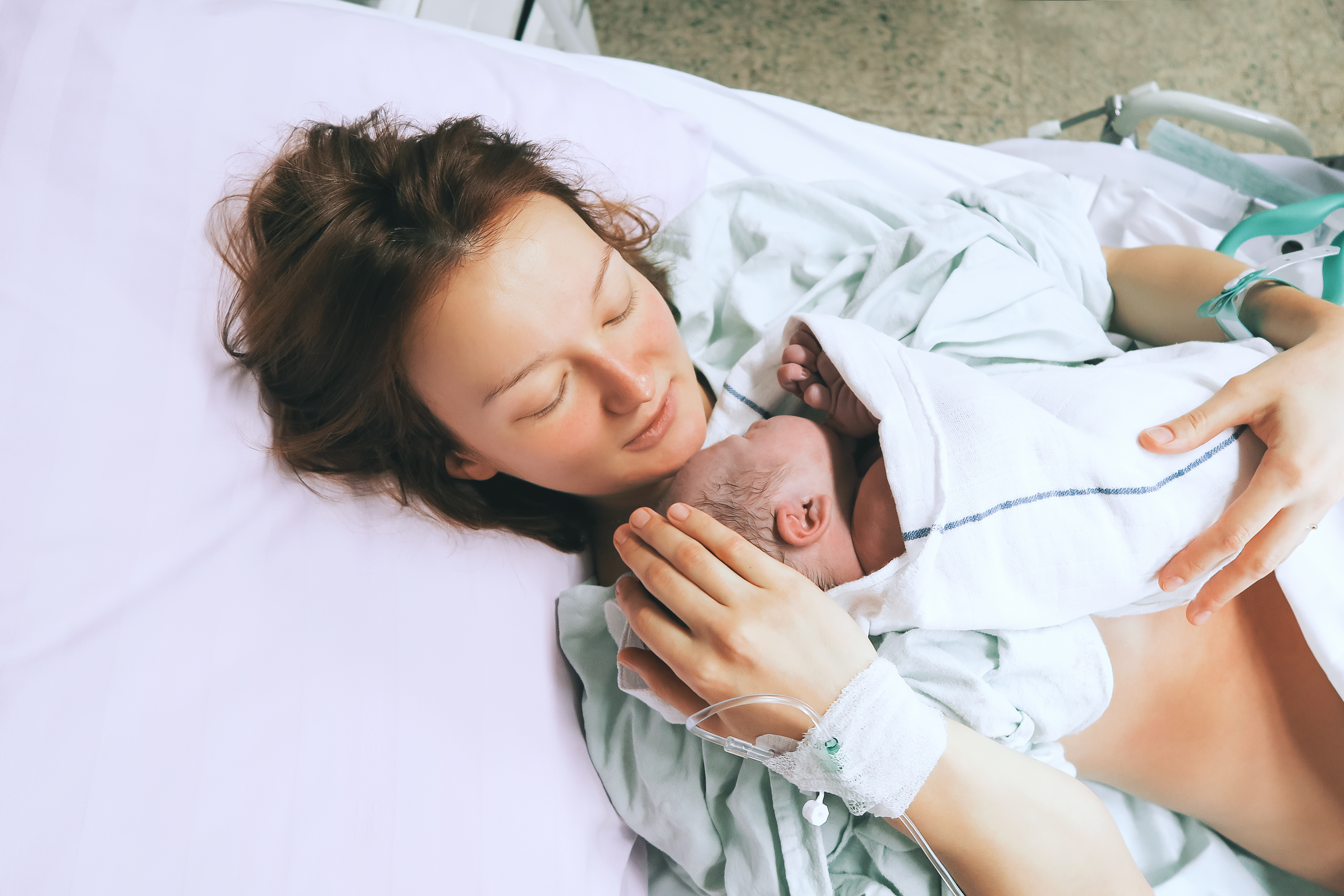 Mujer en el hospital abrazando a su bebé tras una cesárea