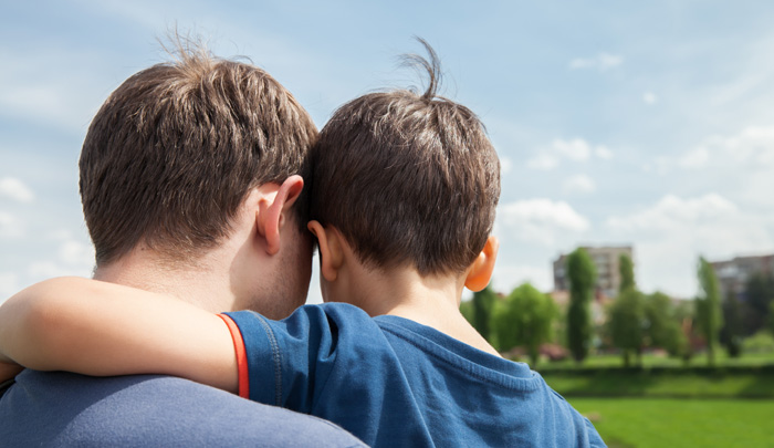 Padre e hijo abrazados 