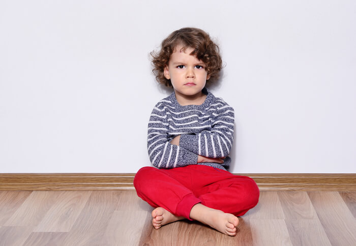 Niño con TDAH sentado en el suelo