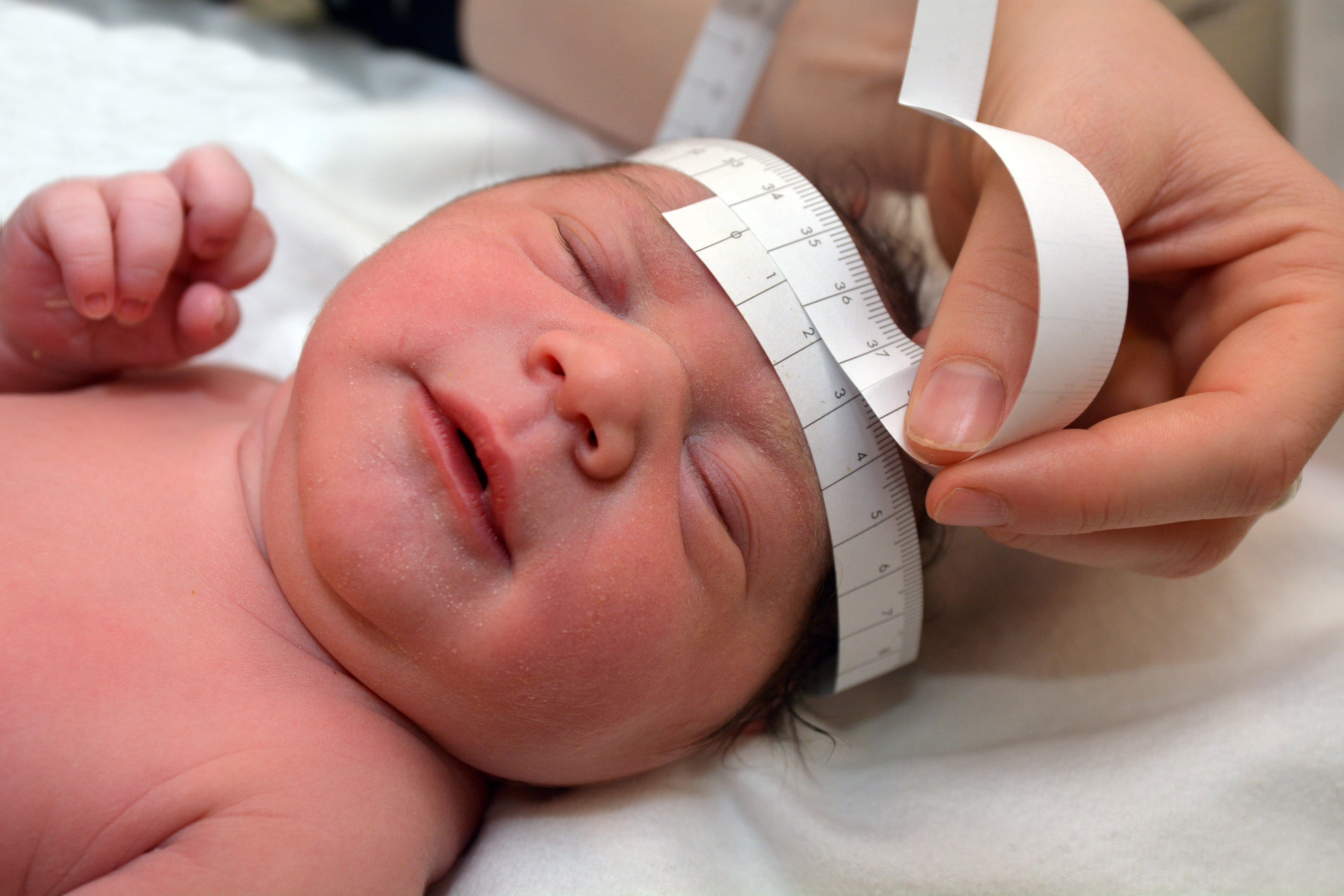 Маленькая окружность головы. Измерение головы у новородж. Измерение головы новорожденного ребенка. Измерение окружности головы у детей. Измерение окружности головы грудного ребенка.