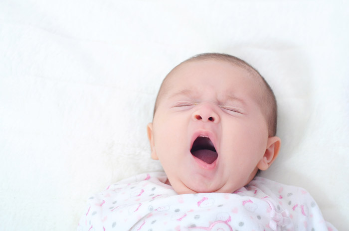 Bebé durmiendo y bostezando