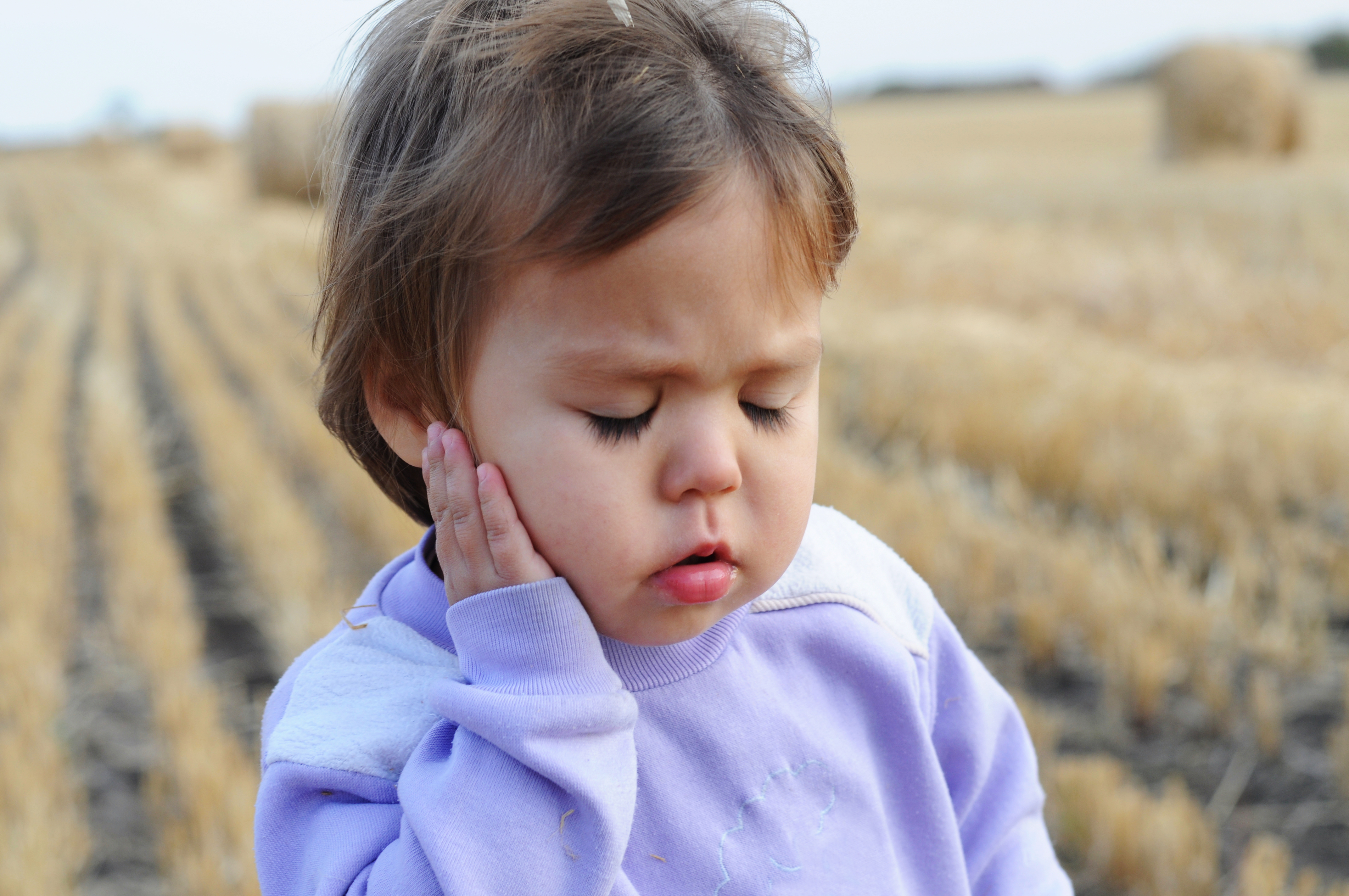 Niña pequeña con dolor de oído por otitis