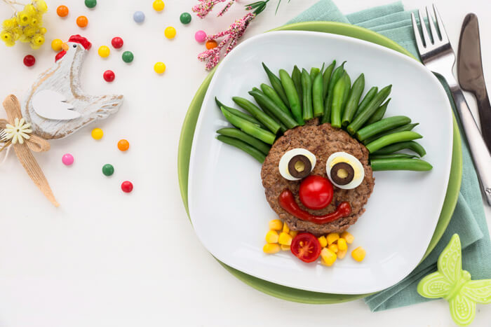 Plato de verdura con una cara sonriente