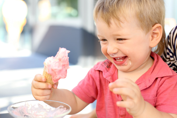 Niño comiendo un helado