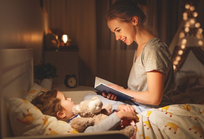 Madre leyendo un cuento para dormir a su hijo